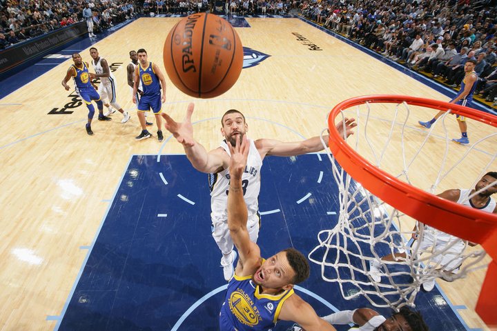 Orlando konečne vyhralo nad Cavaliers, ďalšia prehra Golden State