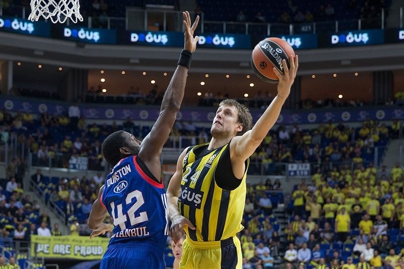 V istanbulskom derby Fenerbahce porazilo Anadolu Efes