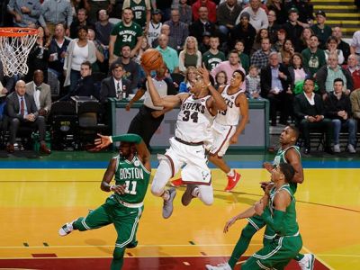 Domáce prehry Golden State aj Clevelandu, Antetokunmpo streleckým lídrom NBA