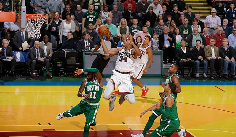Domáce prehry Golden State aj Clevelandu, Antetokunmpo streleckým lídrom NBA