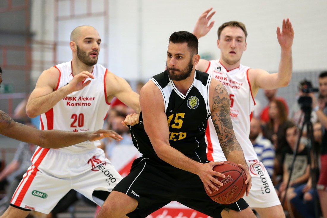Sviatok basketbalu. Šampión hostí vicemajstra, uspieť chcú obaja