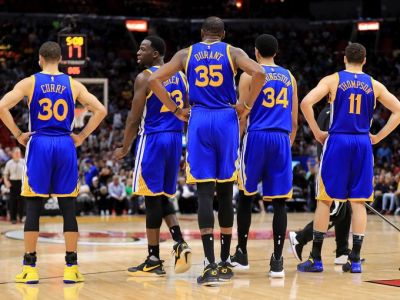 Zosadí niekto dominujúce Golden State z trónu? Vyzývatelia to majú extrémne náročné