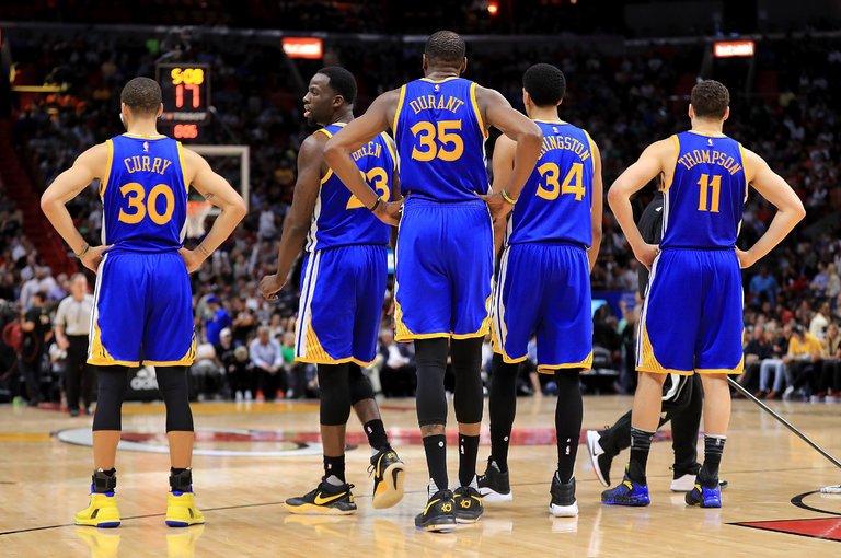 Zosadí niekto dominujúce Golden State z trónu? Vyzývatelia to majú extrémne náročné