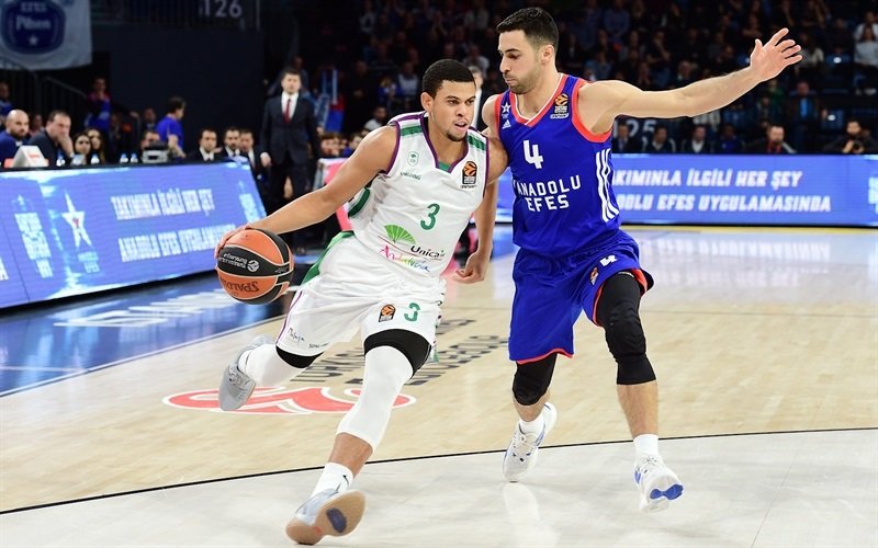 Málaga uspela na palubovke Anadolu Efes