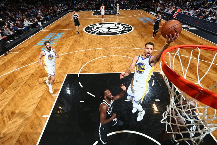 Golden State víťazne v Brooklyne, druhé triple-double Balla
