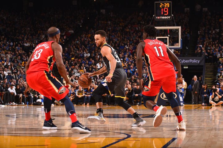 Pomalší rozbeh Stephena Curryho neohrozil triumf Golden State