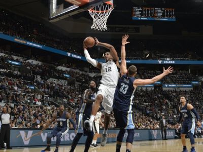 Houston potvrdil pozíciu lídra, 40-bodoví Gordon s Aldridgeom