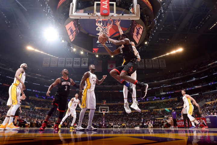 Houston vyhral 10. zápas po sebe, Boston prehral na palubovke posledného Chicaga