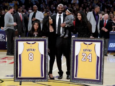 VIDEO Výnimočnejších legiend bolo minimum. Bryantovi vyvesili Lakers dve čísla