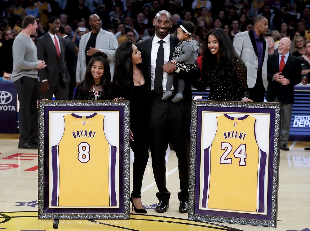 VIDEO Výnimočnejších legiend bolo minimum. Bryantovi vyvesili Lakers dve čísla