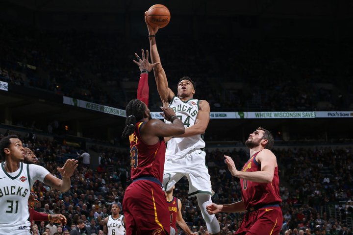 Cleveland padol v Milwaukee, 39 bodov Jamesa vyšlo navnivoč
