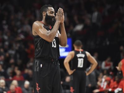 Harden nastrieľal za dva zápasy famóznych 102 bodov a vylúčili ho