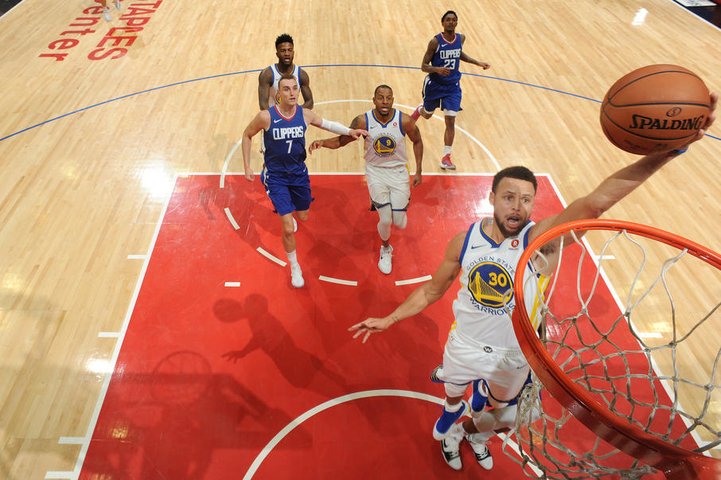 Golden State s víťazstvom na palubovke LA Clippers, 45 bodov Curryho za 29 minút