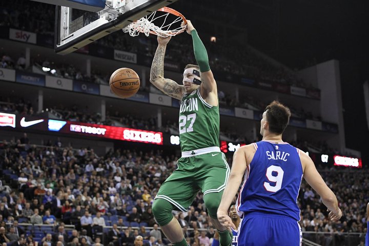 Boston v Londýne zdolal Philadelphiu, Cleveland s debaklom od Toronta
