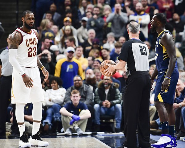 Cleveland prišiel o 22-bodový náskok s Indianou, L. James sa nechal vyprovokovať