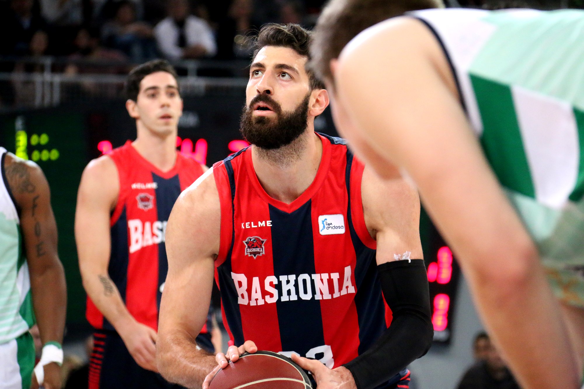 K basketbalu ho priviedol otec, dnes patrí Šengelia k najlepším hráčom v Eurolige
