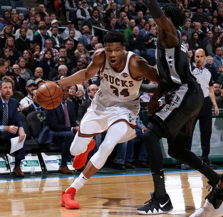 Antetokunmpov 40-bodový návrat, Philadelphia zlomila štrnásťročné prekliatie v San Antoniu