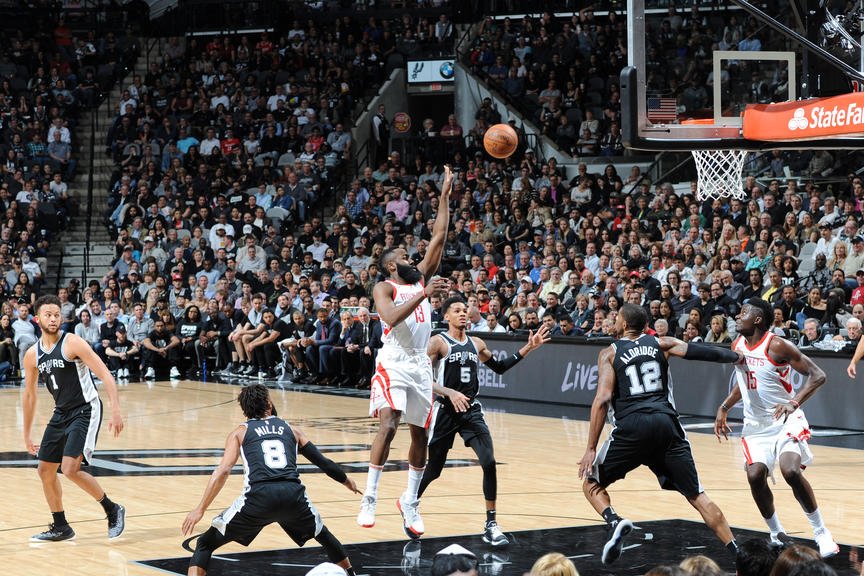 Houston vyhral v San Antoniu, víťazná premiéra Griffina v Detroite