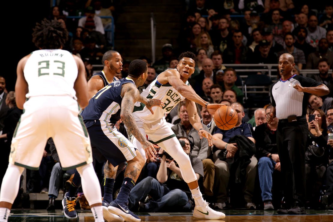 Denver vyhral v Milwaukee, premenil 24 trojok