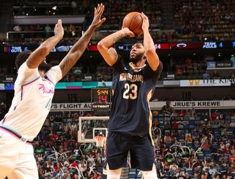 Houston s 11. víťazstvom v sérii, výborný výkon A. Davisa