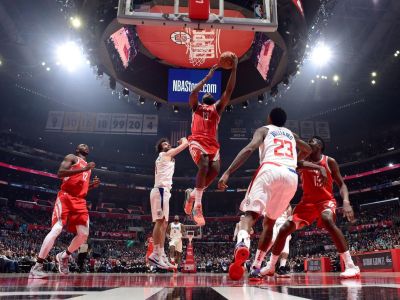 Houston vyrovnal svoju rekordnú víťaznú sériu, darilo sa aj Bostonu a Golden State