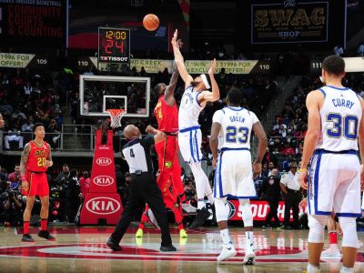 Golden State s piatym triumfom po sebe, Devin Booker pokoril 4000 bodov