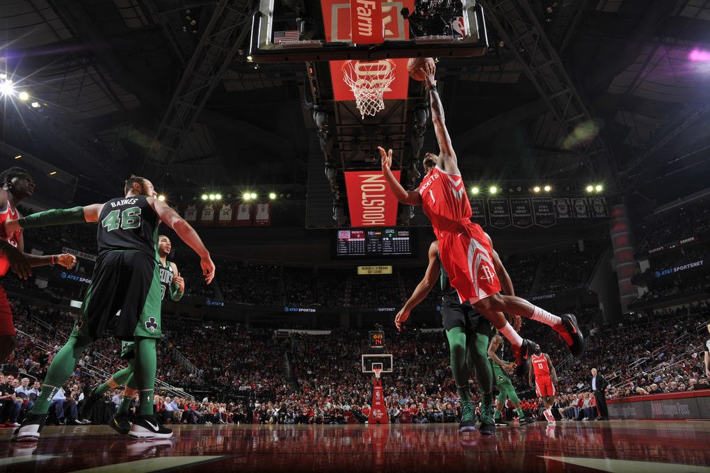 Houston zvíťazil pätnásť zápasov po sebe, domáci nezdar Clevelandu