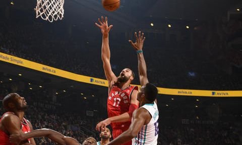 Favorizované Toronto víťazne, Milwaukee vďaka Antetokunmpovi ukončilo sériu nezdarov