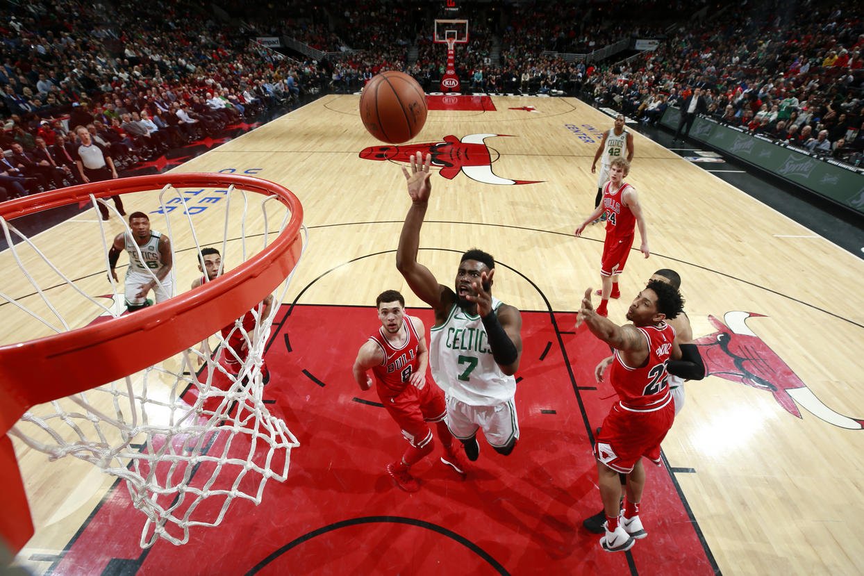 Víťazstvá Clevelandu a Bostonu, 14. prehra Memphisu v sérii