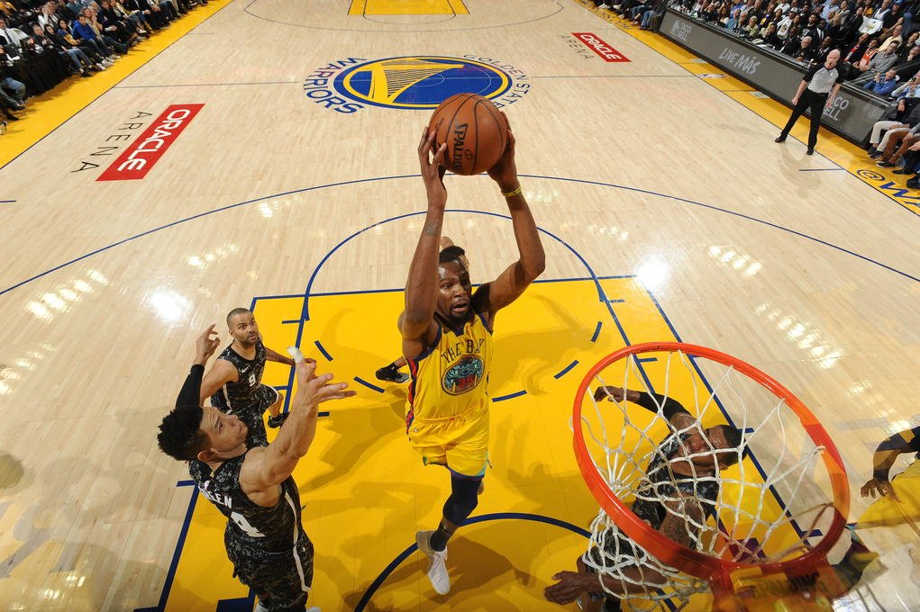 Golden State s víťazstvom nad San Antoniom, ale prišlo o Curryho