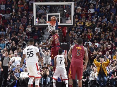 LeBron James opäť lídrom Clevelandu, Milwaukee po zranení Antetokunmpa zakoplo s LA Clippers