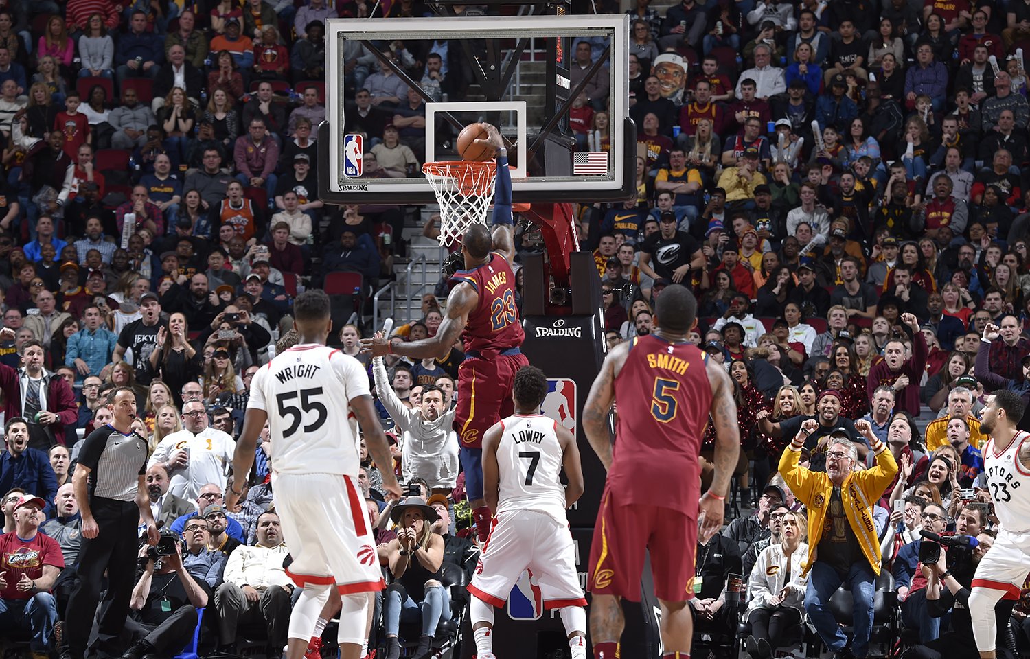 LeBron James opäť lídrom Clevelandu, Milwaukee po zranení Antetokunmpa zakoplo s LA Clippers