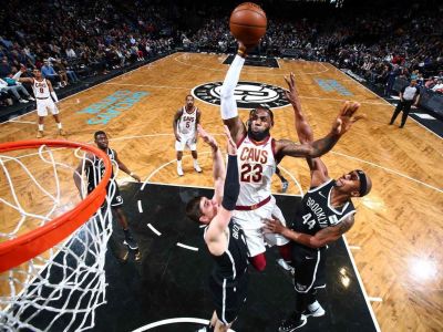 Houston so 60. triumfom, LeBron opäť potiahol Cleveland