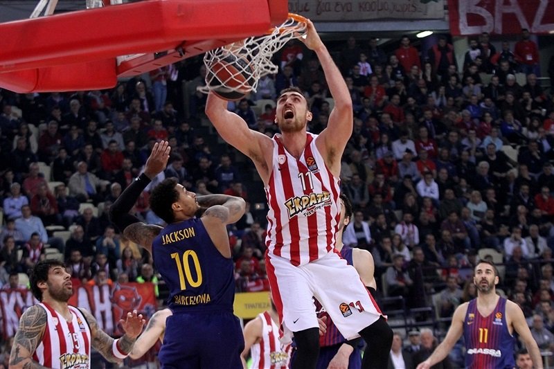 Pôvodne sa chcel stať olympijským plavcom, k basketbalu sa dostal vďaka šikane