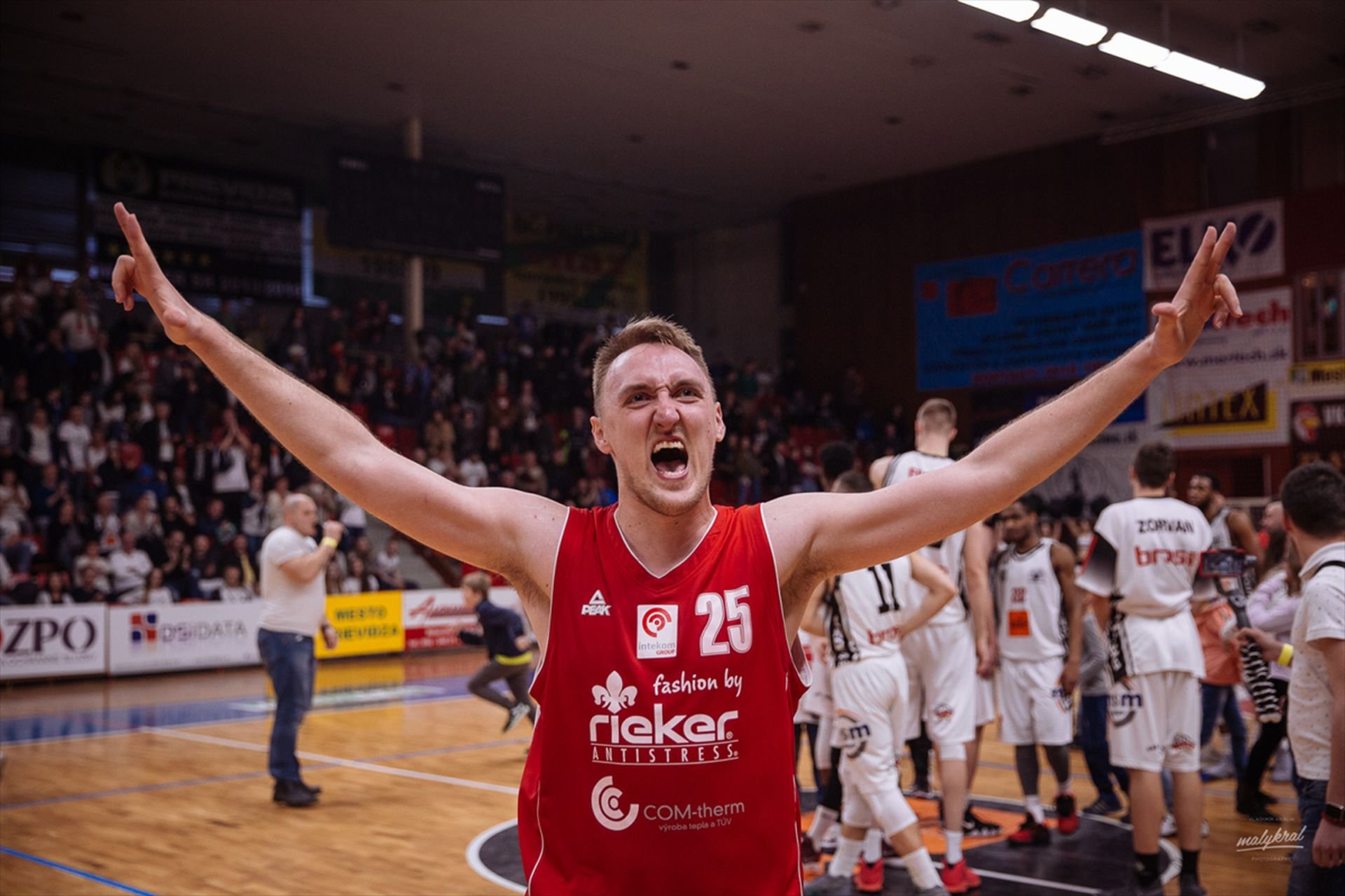 Komárno spomalilo prievidzský run’n’gun a postúpilo. Tajnou zbraňou Hugov strelecký tréning