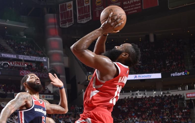 Cleveland v šlágri zdolal Toronto, víťazstvá Houstonu aj Golden State