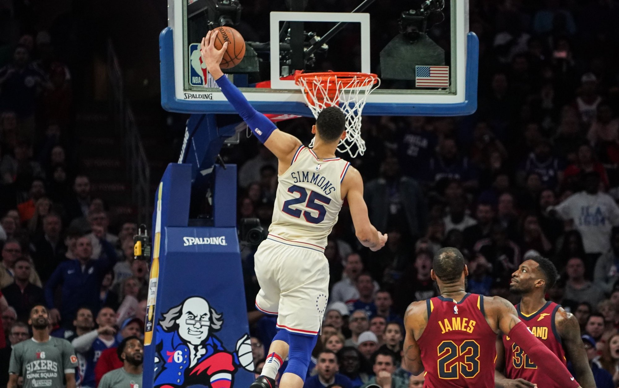 LeBronov triple-double zatienil Ben Simmons, Cleveland prišiel o tretiu priečku na Východe