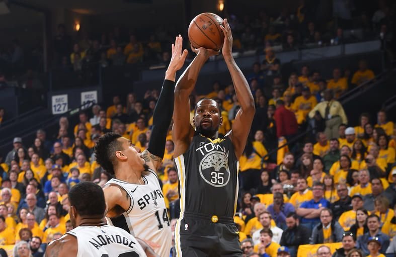 Golden State doma 100-percentný, Miami vyrovnalo sériu vo Philadelphii