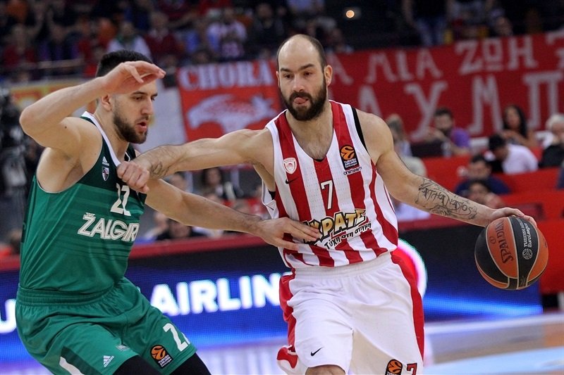 Olympiakos uspel v druhom zápase a zrovnal stav série