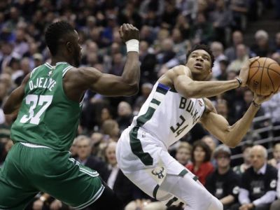 Milwaukee doma vyrovnalo sériu s Bostonom