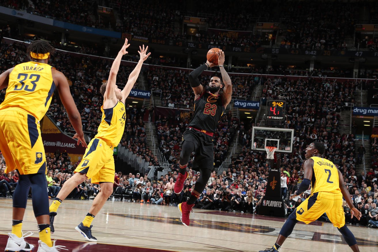 LeBron poslal Cleveland do konferenčného semifinále, Harden výrazne pomohol Houstonu