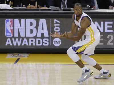 Prvý zápas finále bez LeBronovho strážcu Iguodalu. Nahradiť ho musia všetci, tvrdí Kerr