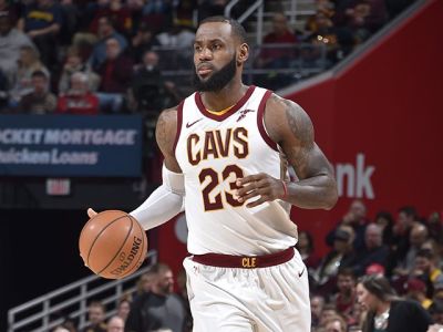 LeBron James 12-krát v ideálnej päťke sezóny, prekonal Bryanta a Malonea
