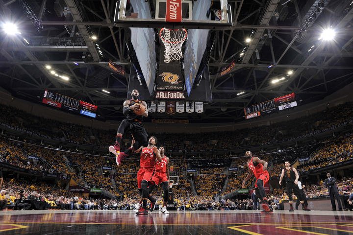 LeBronov Cleveland do konferenčného finále, Philadelphia sa snaží o historický obrat proti Bostonu