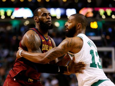 Mladí a draví Celtics deprimujú LeBrona. Rockets zničili majstra jeho vlastnou zbraňou