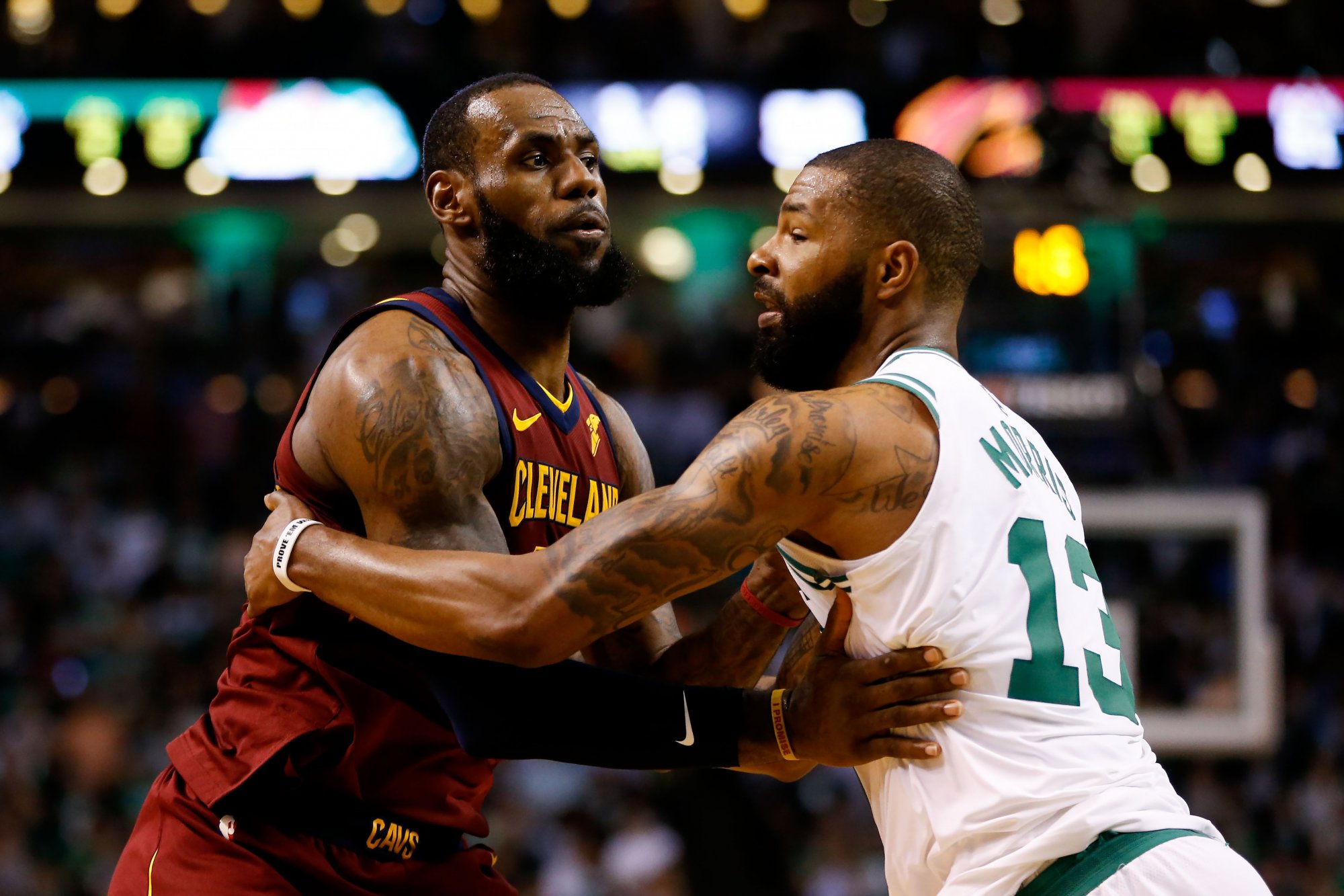 Mladí a draví Celtics deprimujú LeBrona. Rockets zničili majstra jeho vlastnou zbraňou
