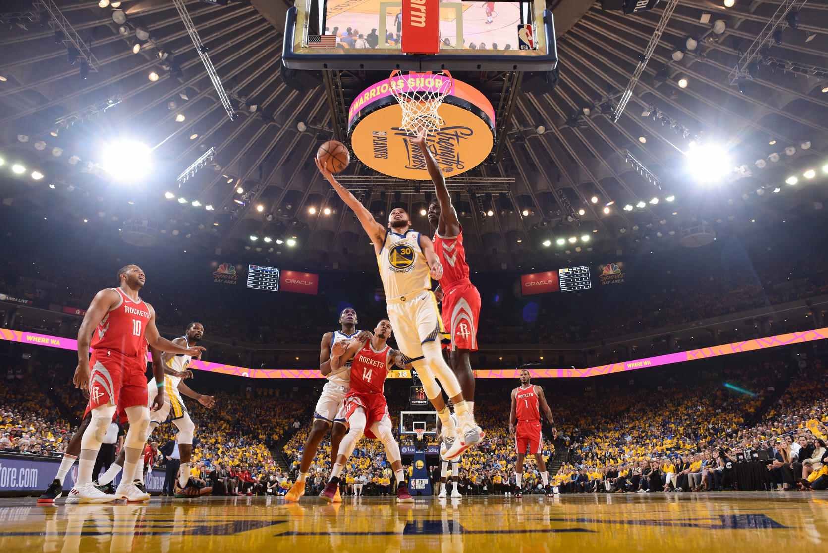 Hráči Golden State rekordne o 41 bodov deklasovali Houston a prekonali domácu sériu Chicaga