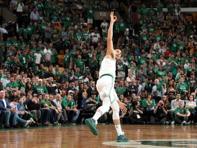Boston doma nedal šancu Clevelandu a je krok od finále