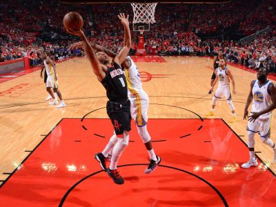 Prvý mečbal má Houston, obhajca Golden State krok od vyradenia
