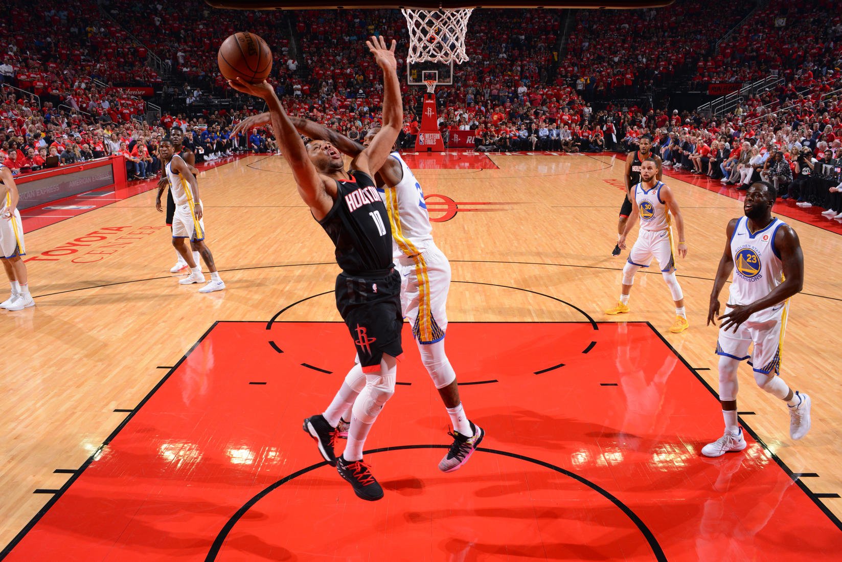 Prvý mečbal má Houston, obhajca Golden State krok od vyradenia